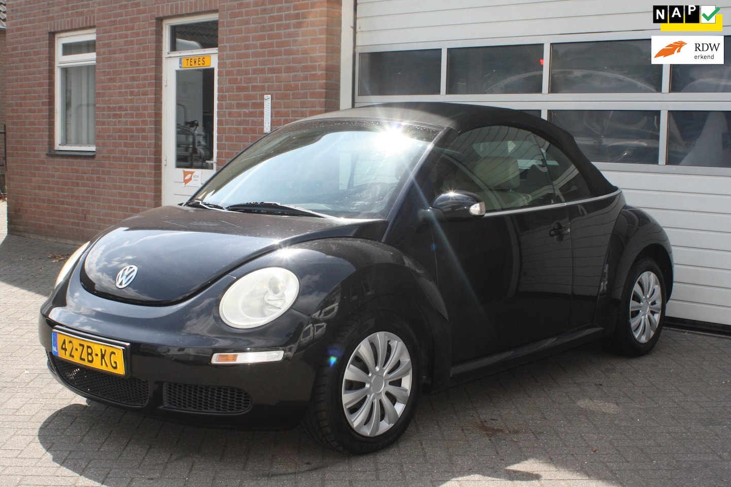 Volkswagen New Beetle Cabriolet - 1.6 Trendline nw.distributie set.electrische kap.airco.leer.cruise control. - AutoWereld.nl