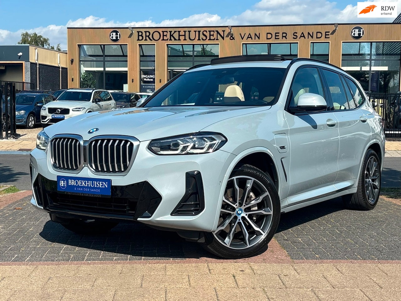 BMW X3 - XDrive30e High Executive M-Sport 293pk Panoramadak / Trekhaak / Stuurverwarming - AutoWereld.nl