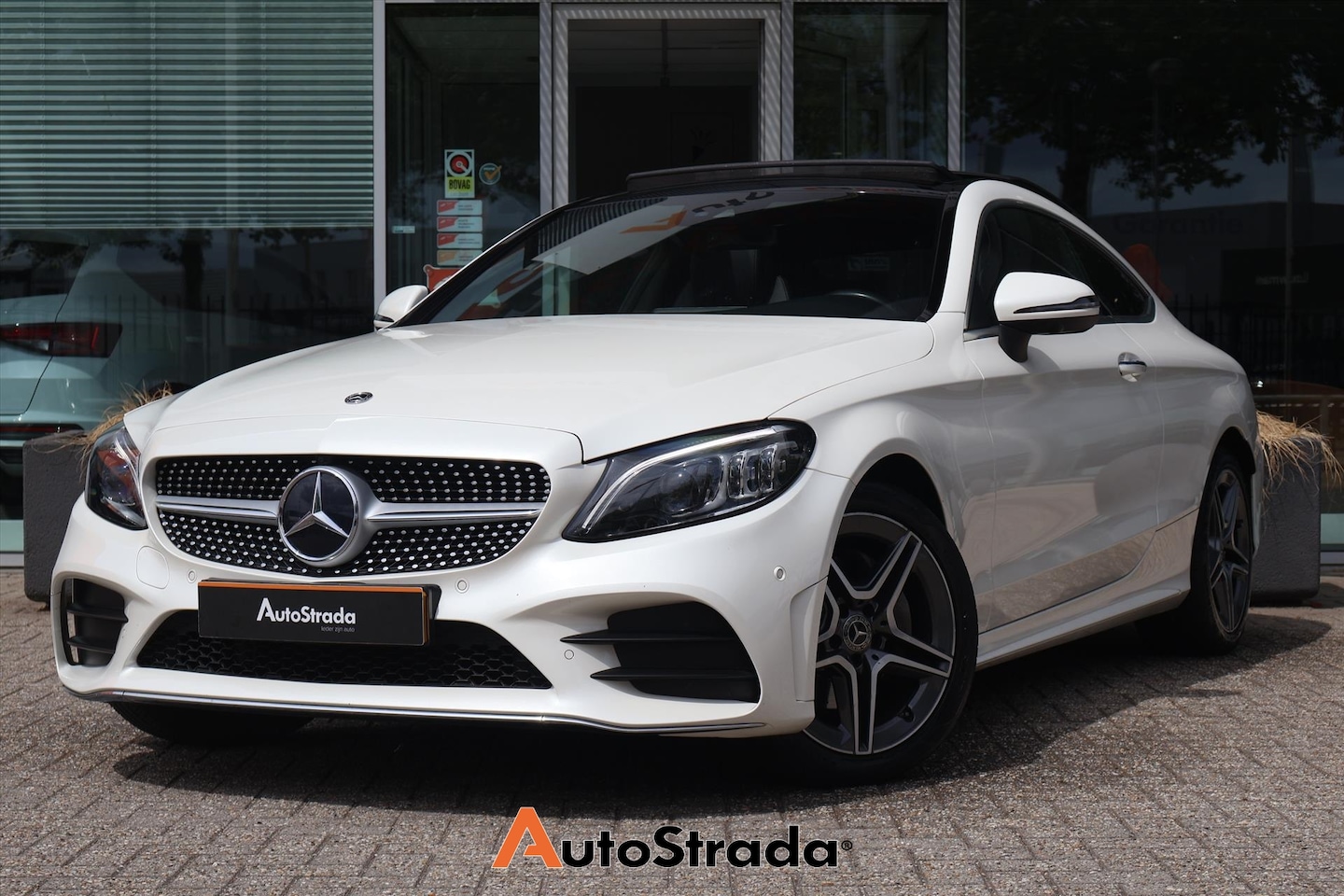 Mercedes-Benz C-klasse Coupé - C 180 AMG-Line 156pk | Stoelverwarming | Pano | Multibeam | Keyless | 360 Camera - AutoWereld.nl