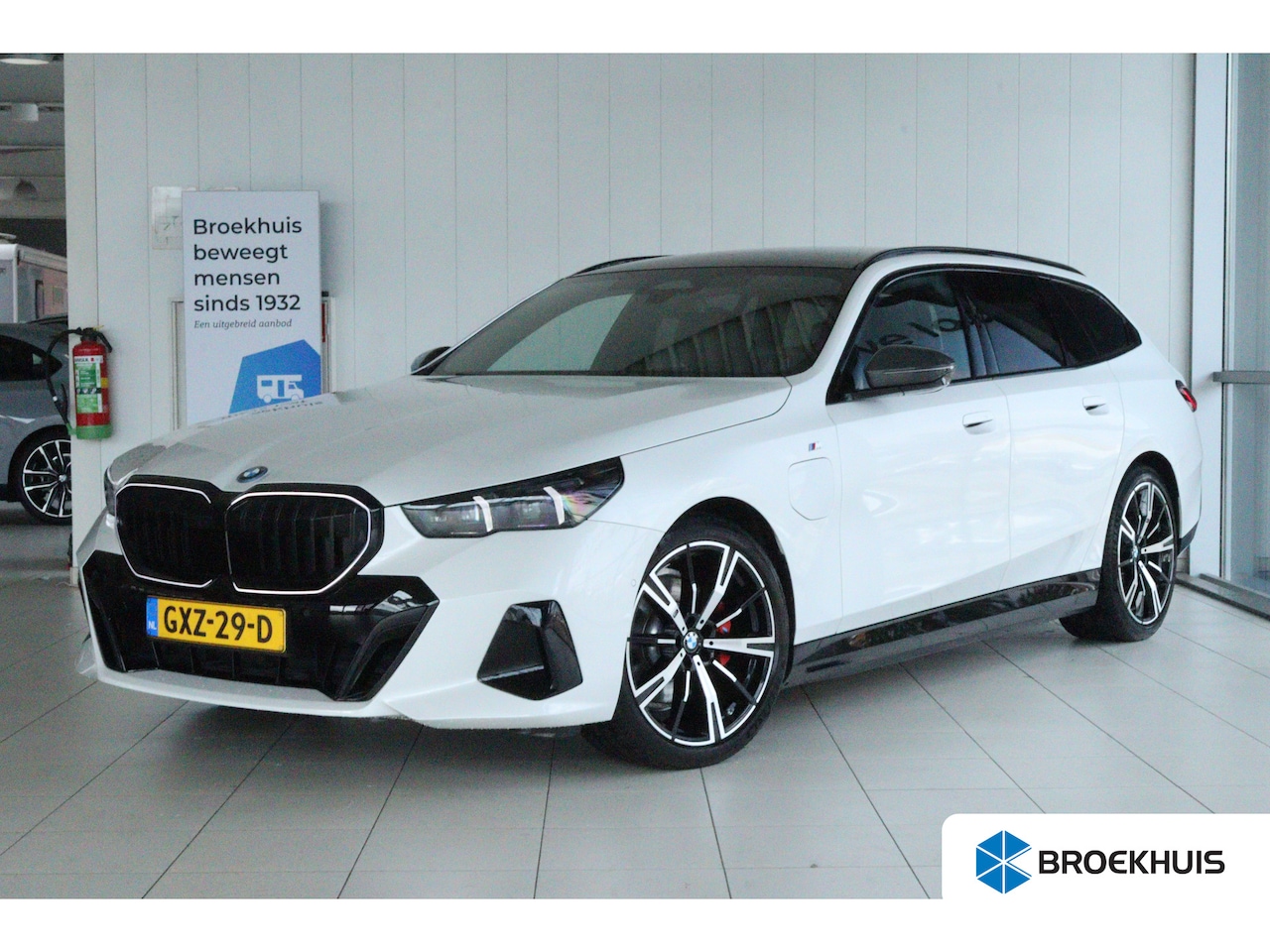 BMW 5-serie Touring - 530e M-Sport Pro | Adapt. Cruise | Harman & Kardon | Pano | Trekhaak | Stoelventilatie | C - AutoWereld.nl