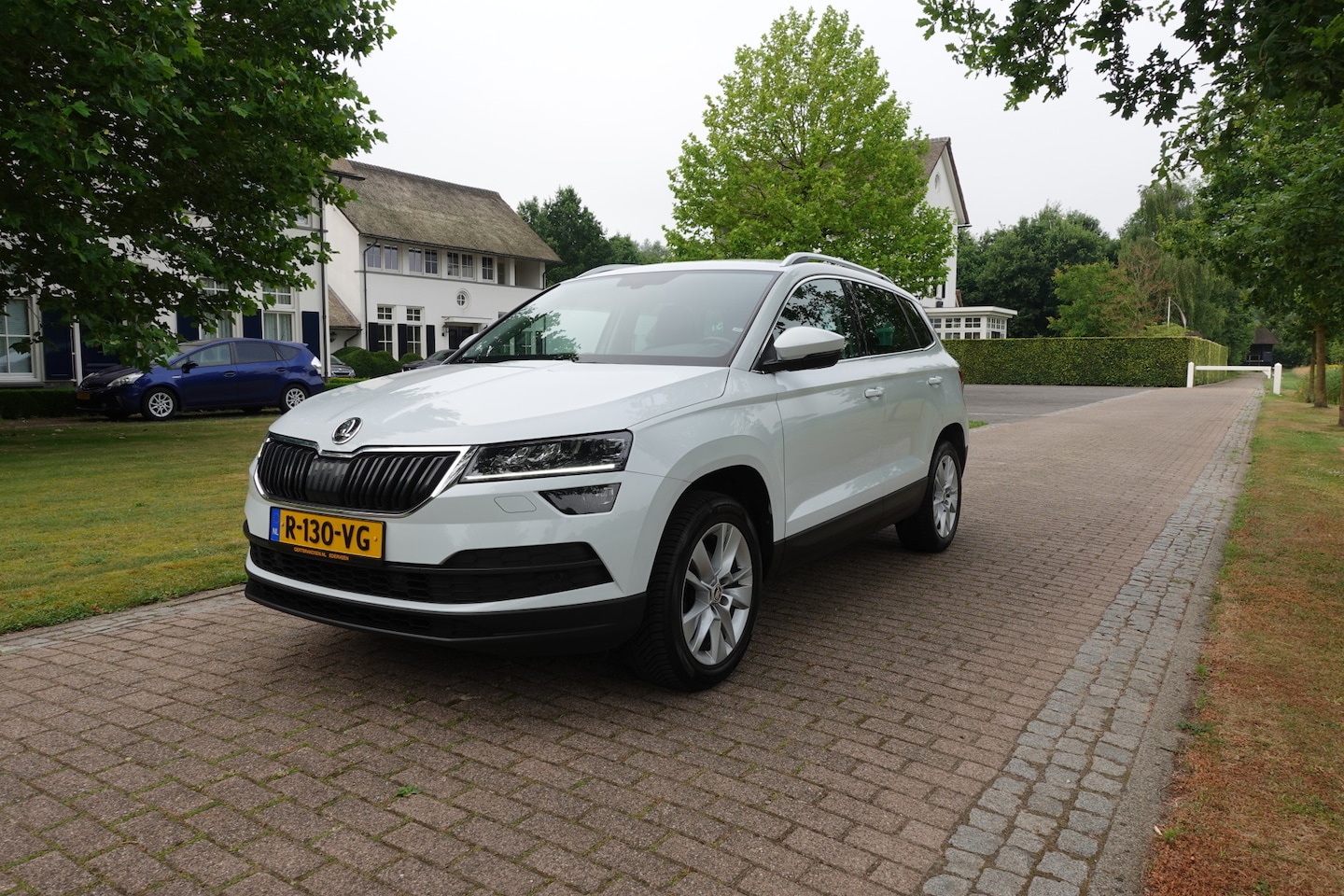 Skoda Karoq - 1.5 TSI ACT Business Edition Plus | LED | ACC | Camera | Trekhaak | CarPlay | Stoelverwarm - AutoWereld.nl