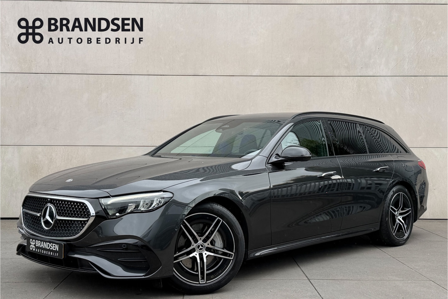 Mercedes-Benz E-klasse Estate - 300 e AMG Line ACC-Pass scherm-Stuur/stoel verw-Trekhaak - AutoWereld.nl