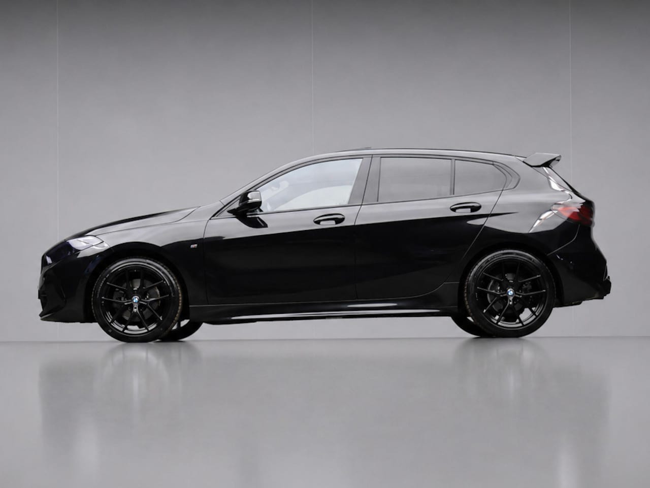BMW 1-serie - 118i Executive Edition M Sport (SCHUIFDAK,APPLE CARPLAY,NAVI,SFEERVERLICHTING,SPOILER,CLIM - AutoWereld.nl