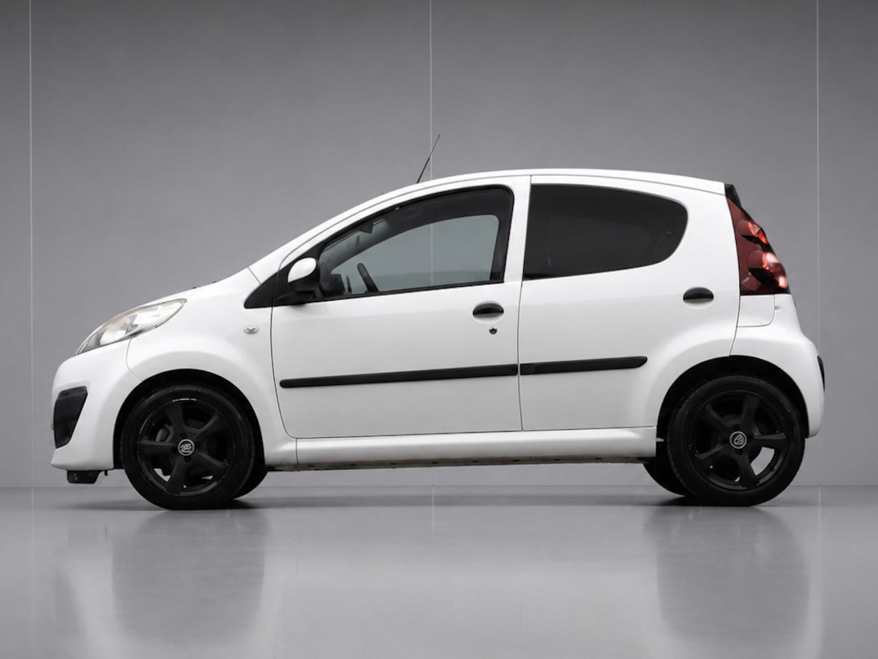 Peugeot 107 - 1.0 Active Sport (AIRCO,GROOT NAVI,BLACK/WHITE EDITION,ELEKTRISCHE RAMEN,GETINT,SPORTSTOEL - AutoWereld.nl