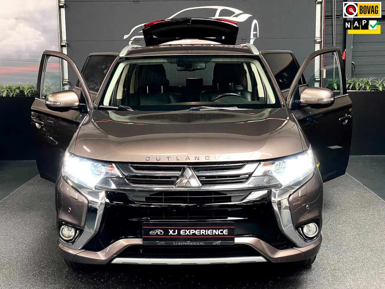 Mitsubishi Outlander - 2.0 PHEV Executive Edition NAP*FACELIFT*TREKHAAK*360CAM*LEDER*BOMVOL - AutoWereld.nl