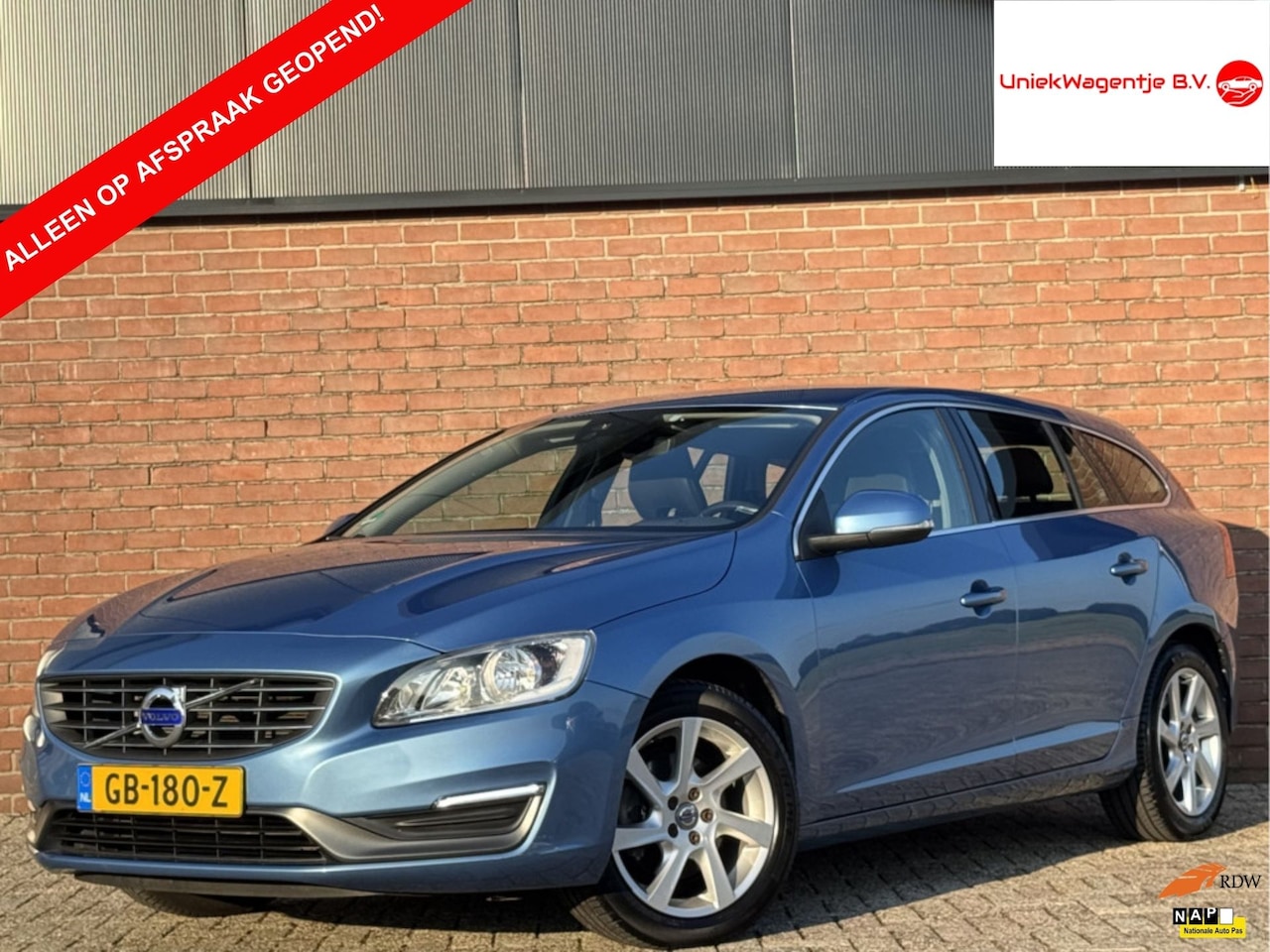 Volvo V60 - 1.6 T3 MOMENTUM | NL-AUTO! | DEALER OH! | TREKHAAK! - AutoWereld.nl