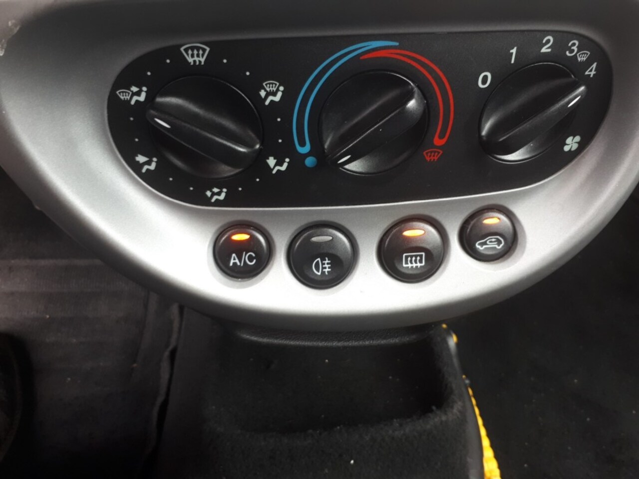 Ford Ka - 1.3 Cool en Sound RADIO CD/AIRCO/ELEC.RAMEN/1E EIGENAAR