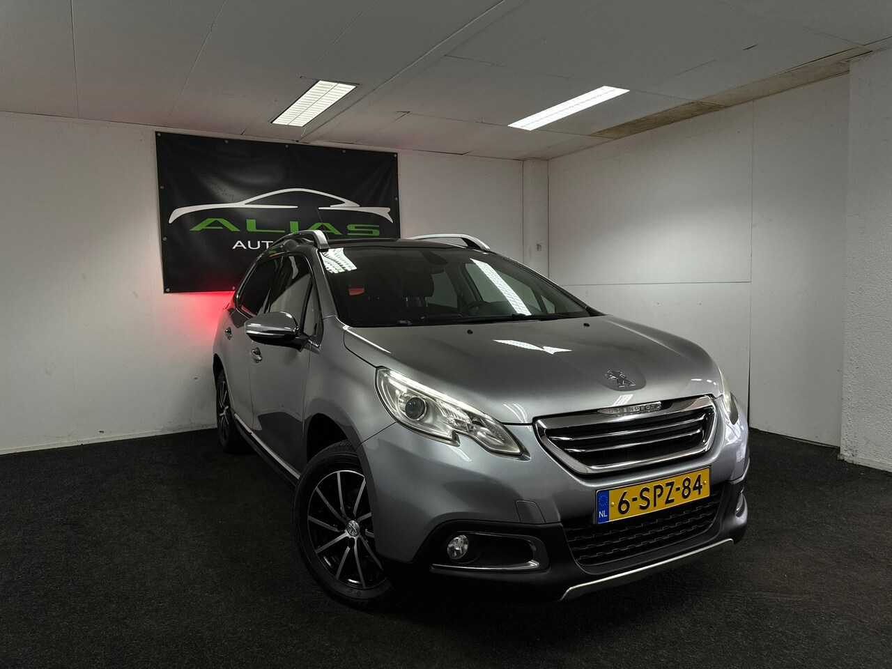 Peugeot 2008 - 1.2 VTi Allure Pack Premium Plus - Pano - Cruise - LED - NAVI - Carplay - PDC - AutoWereld.nl