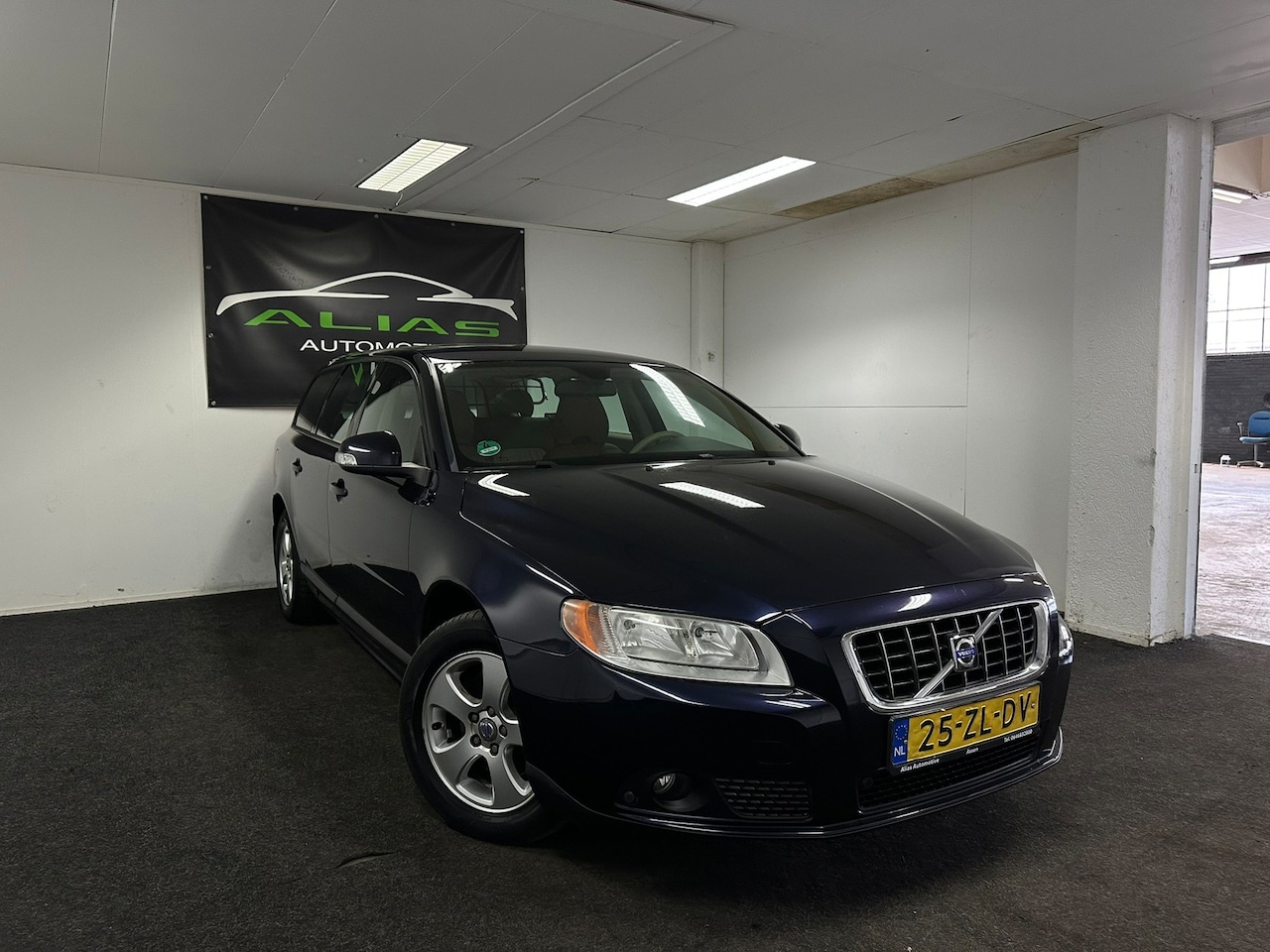 Volvo V70 - 2.0 Kinetic - YOUNGTIMER - Airco - PDC - Cruise - Bluetooth - Leder - - AutoWereld.nl