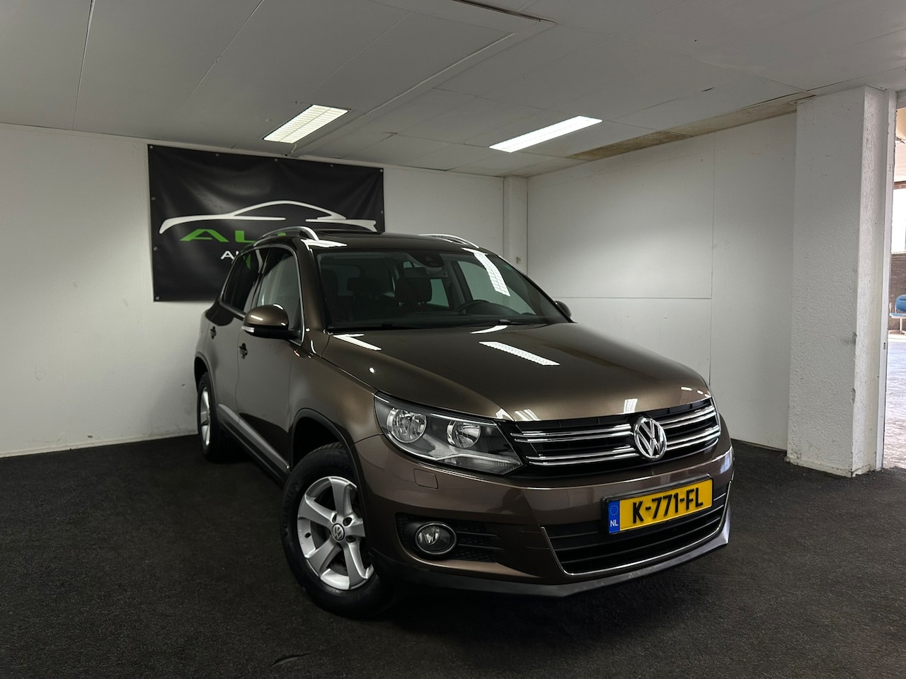 Volkswagen Tiguan - 1.4 TSI Sport&Style - PDC - NAVI - PANO - CRUISE - Hoge instap - NAP! - AutoWereld.nl