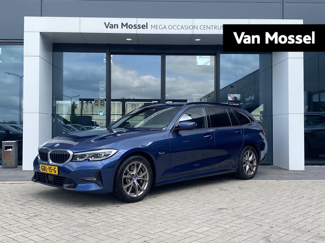 BMW 3-serie Touring - 330e Business Edition Plus | TREKHAAK | STOEL-STUUR VERWARMING | NAVIGATIE | CAMERA | CLIM - AutoWereld.nl