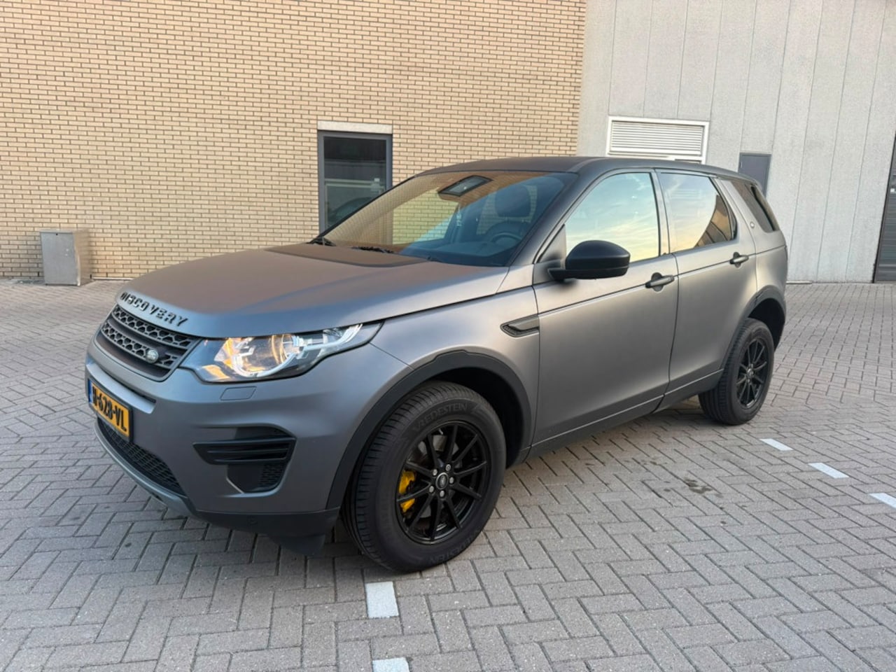 Land Rover Discovery Sport - 2.0 TD4 HSE/NIEUWE KETTIN/ GRIJS MAT - AutoWereld.nl