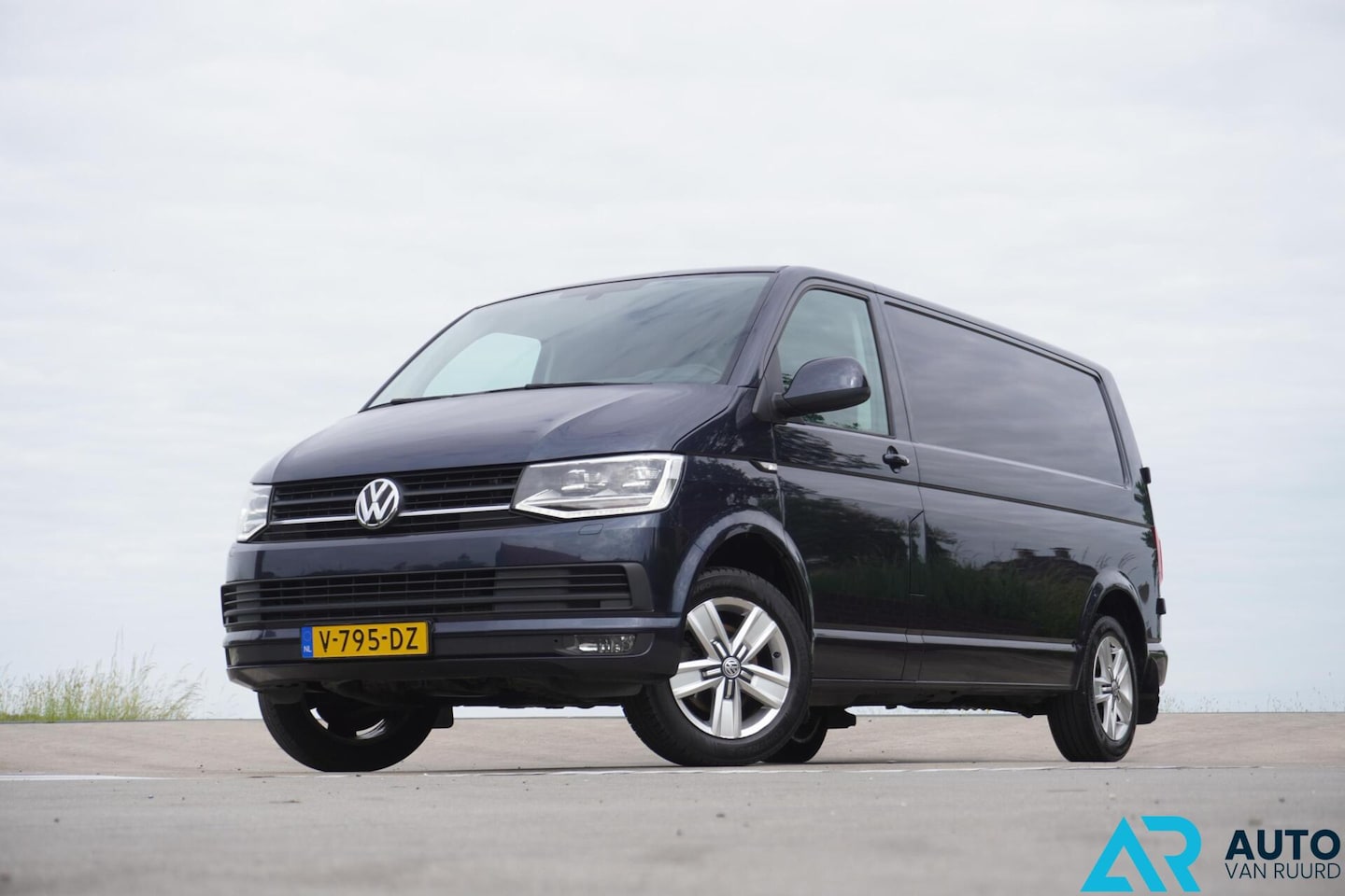Volkswagen Transporter - 2.0 TDI L2H1 * LED * Automaat * Lang - AutoWereld.nl
