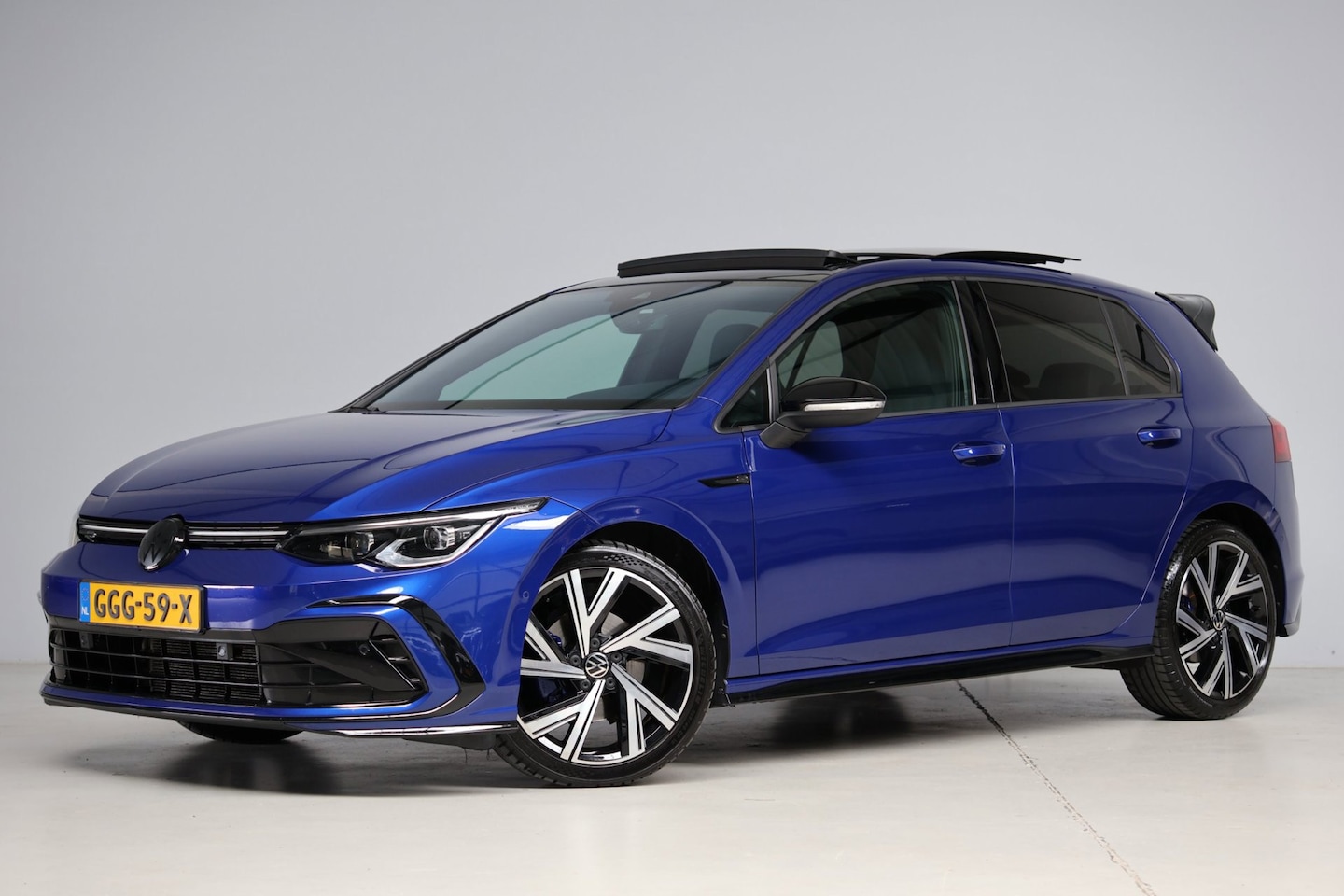 Volkswagen Golf - 1.5 eTSI R-Line | panoramadak | camera | adap. cruise | dodehoek detectie | camera | keyle - AutoWereld.nl