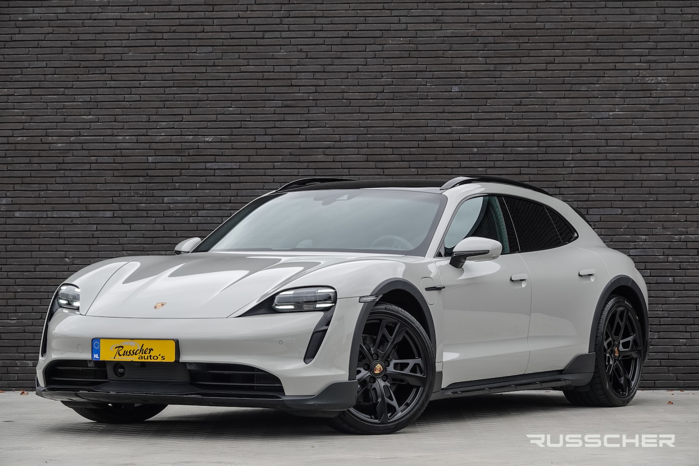 Porsche Taycan Cross Turismo - 276Pk | 4WD | Luchtvering | Panoramadak | Warmtepomp | 360° Camera | 21'' | Krijt grijs - AutoWereld.nl