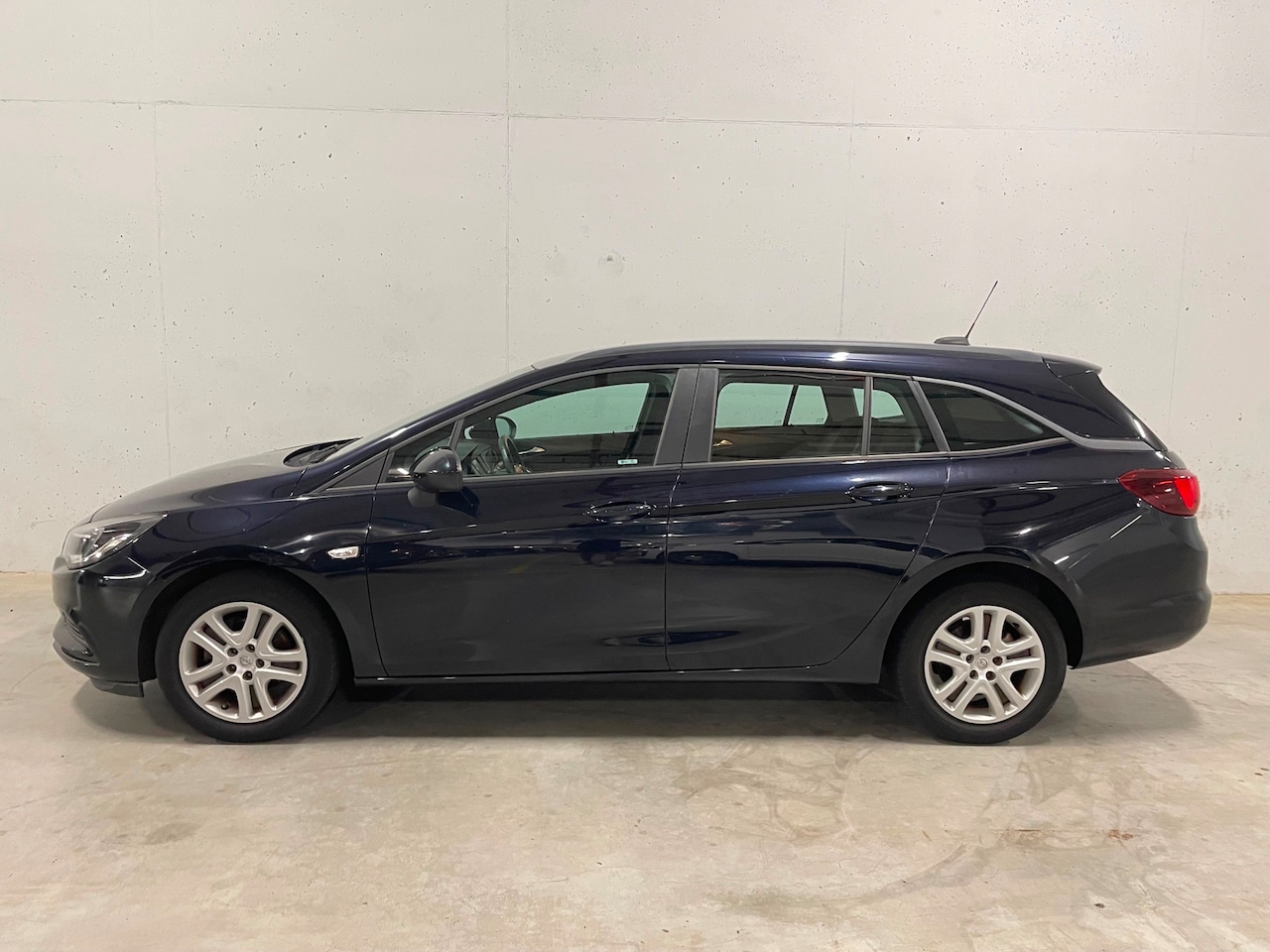 Opel Astra Sports Tourer - 1.0 Online Edition Airco Cruise Control Navi APK NAP PDC - AutoWereld.nl