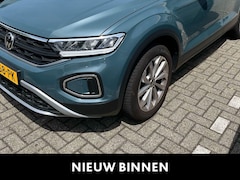 Volkswagen T-Roc - 1.5 TSI Life Edition 17 inch velgen | Automaat | Cruise control | Apple carplay / Android