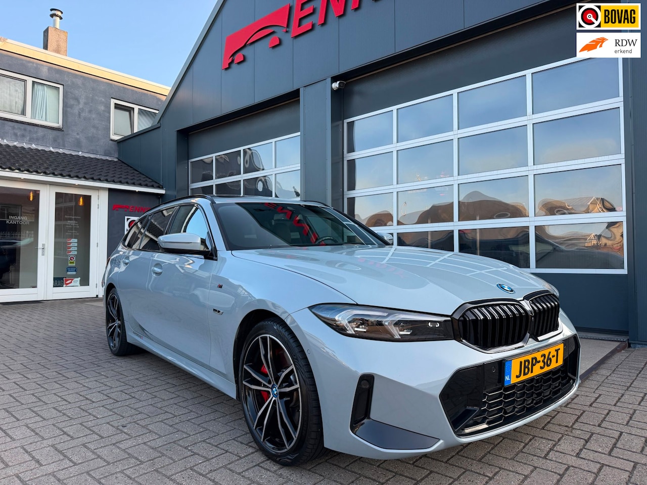 BMW 3-serie Touring - 320e M-Sport Performance / Pano / Hud / 360 Cam / H&K / Full Black . - AutoWereld.nl