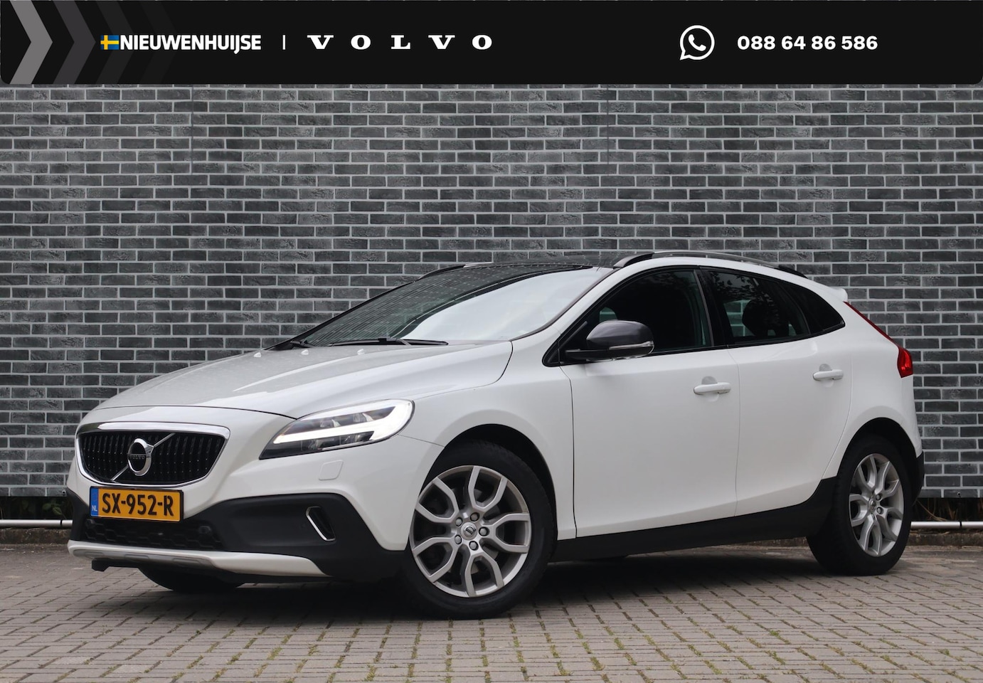 Volvo V40 Cross Country - 2.0 T4 AWD Summum | Trekhaak | Navigatie | High Performance Audio | All-Season banden | Ac - AutoWereld.nl