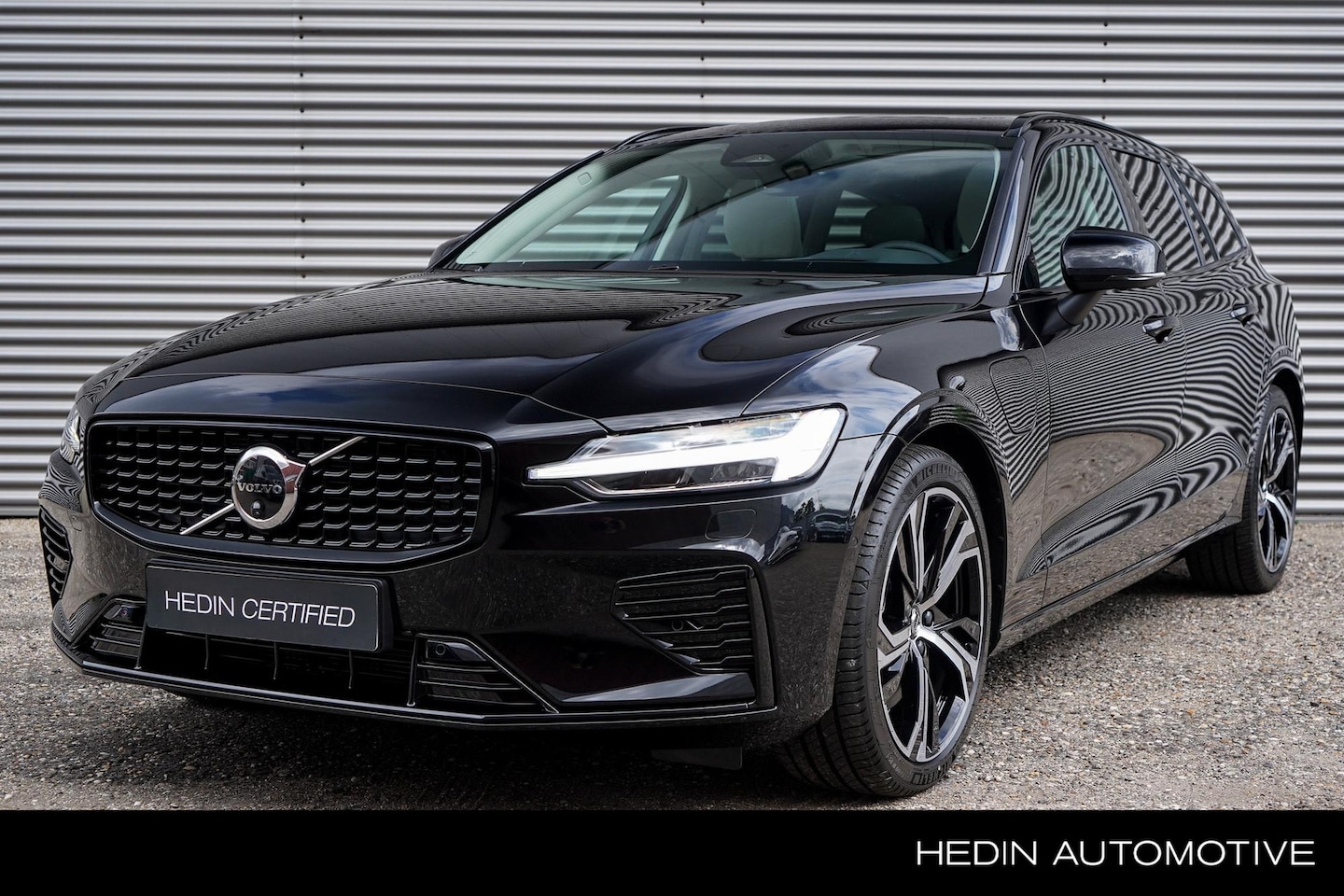 Volvo V60 - T6 Plug-in hybrid AWD Ultra Dark | Pano. dak | 19 inch | Donker Glas | Keyless | - AutoWereld.nl