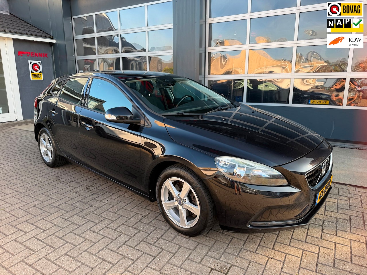 Volvo V40 - 1.6 T3 Kinetic / Camera / Cruise / Trekhaak / Nieuwe APK . - AutoWereld.nl