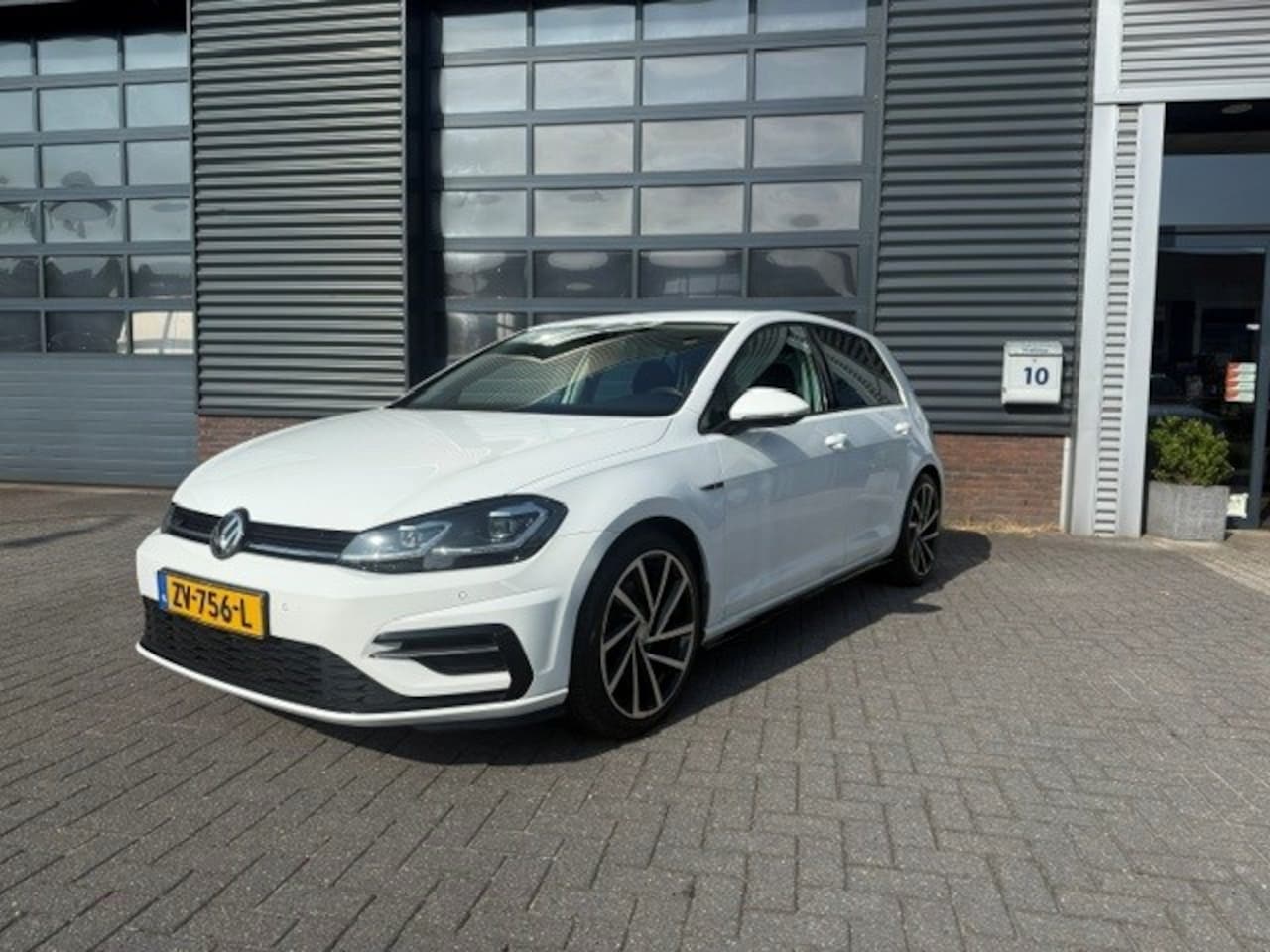 Volkswagen Golf - 1.4 TSI Highline Business R Navi Carplay Stoelverw. Trekhaak - AutoWereld.nl