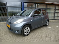 Daihatsu Sirion 2 - 1.0-12V Slim Apk 5-5-2027 5 deurs Stuurbekr