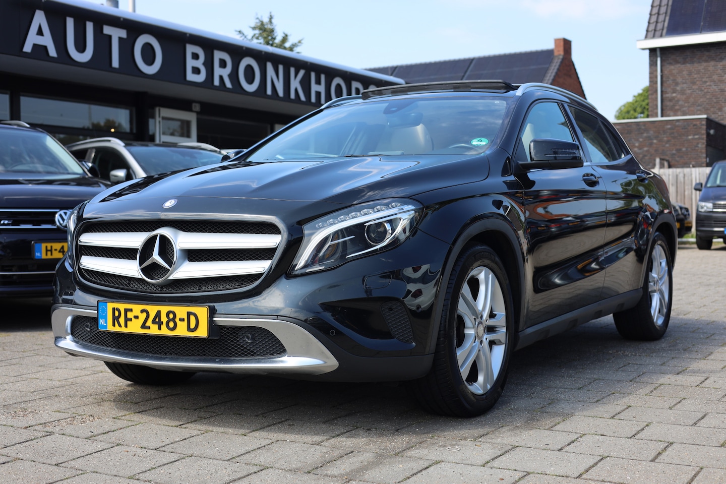 Mercedes-Benz GLA-Klasse - 180 PREMIUM I LEDER I PANO I AUT I TREKHAAK - AutoWereld.nl