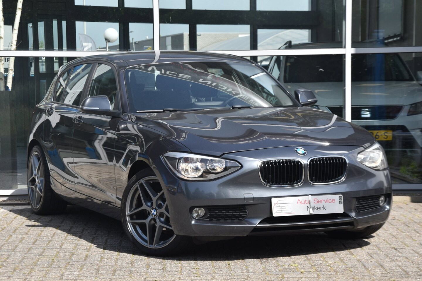 BMW 1-serie - 116i Business+ Airco Nav. Pdc Lm-Velgen Stoelverwarming 5DRS - AutoWereld.nl