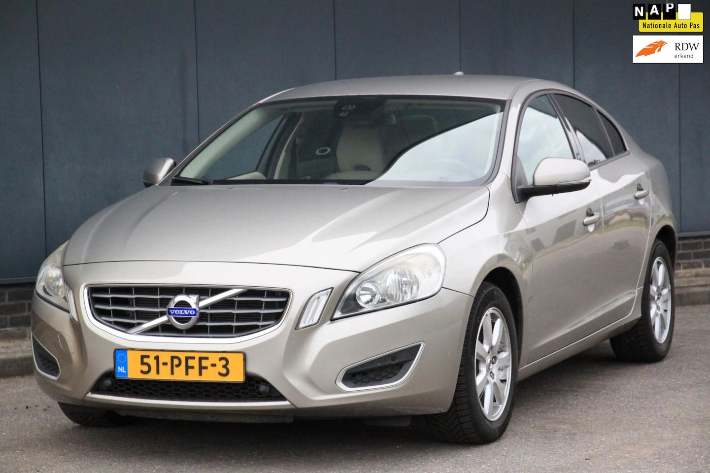 Volvo S60 - 1.6 T4 Kinetic Navigatie/Parkeersensor v,a/Apk 07-2027 - AutoWereld.nl