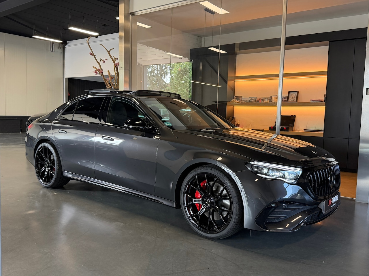 Mercedes-Benz E-klasse - 200 Amg night Panorama Memory 360Camera Keyless - AutoWereld.nl