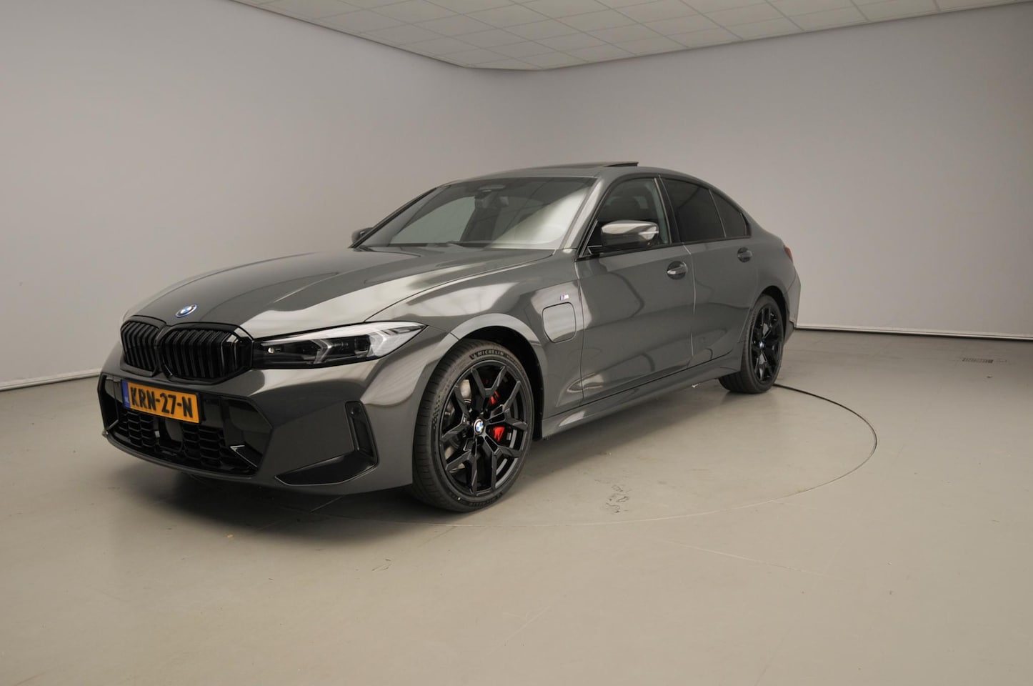 BMW 3-serie - Sedan 330e M Sportpakket Pro / Schuifdak / Driving assist prof / Getint glas / Leder / Alu - AutoWereld.nl