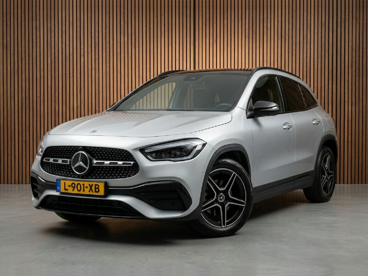 Mercedes-Benz GLA-Klasse - 200 Business Solution AMG panoramadak / leer / burmester / sfeer verlichting - AutoWereld.nl
