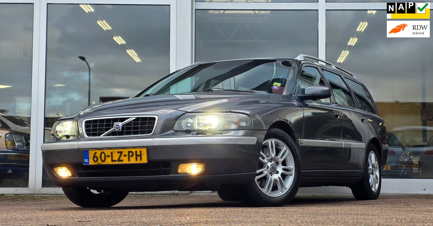 Volvo V70 - 2.5 T Titanium 210pk Lerenbekleding Trekhaak Garantie Nieuwe APK - AutoWereld.nl