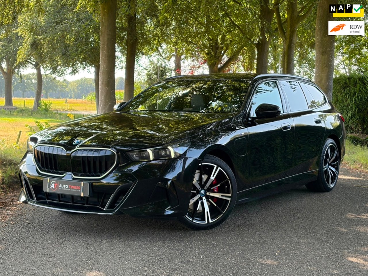 BMW 5-serie Touring - 530e Touring M-sport 2024 iconic glow grille - AutoWereld.nl