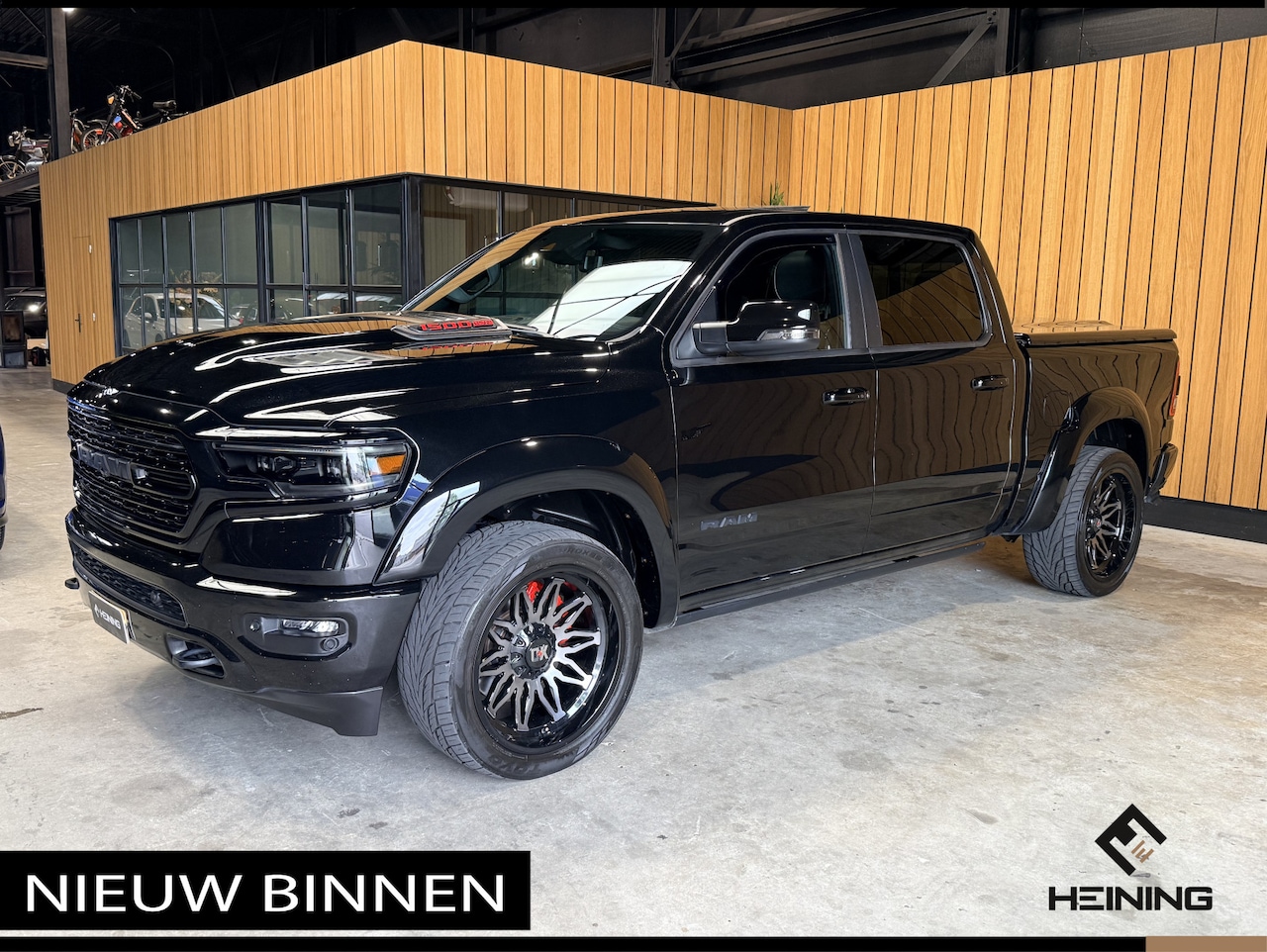 Dodge Ram 1500 - 5.7 V8 4x4 Crew Cab Limited Night. 22 inch. HUD. Luchtvering. Alle opties. - AutoWereld.nl