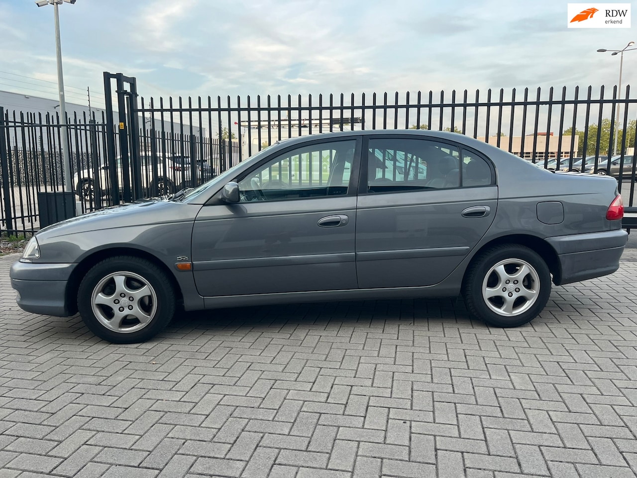 Toyota Avensis - 2.0-16V Executive Leder Cruise PDC Airco APK nieuw - AutoWereld.nl