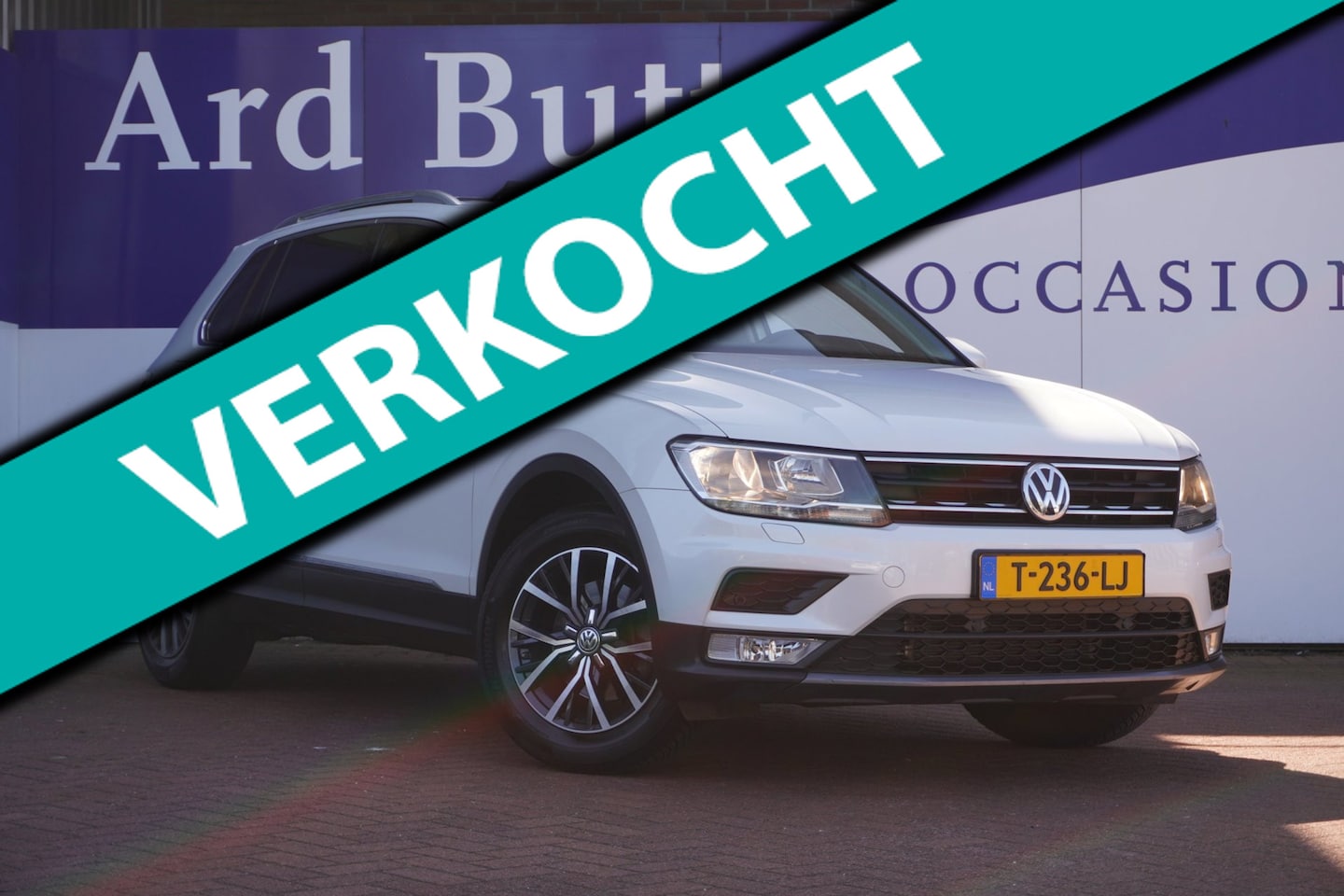 Volkswagen Tiguan - 1.4 TSI Connected Series / Panorama / Stoelverwarm. / Navi / ACC / ECC /Elek-klep+trekhaak - AutoWereld.nl