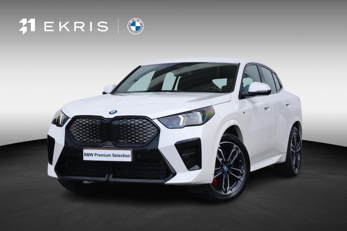 BMW iX2 - xDrive30 67 kWh | Sport Pakket Pro | Adaptieve LED | PDC | Achteruitrijcamera| 19'' LM | - AutoWereld.nl