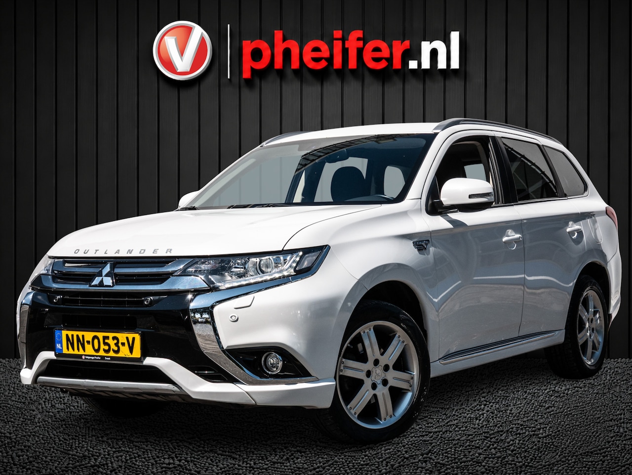 Mitsubishi Outlander - 2.0 PHEV Business Edition Trekhaak/ Stoel-stuurverwarming/ Camera/ Dab/ 18" Lmv/ Half leer - AutoWereld.nl