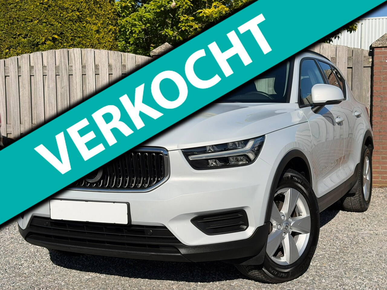 Volvo XC40 - 1.5 T2 Momentum P SENSOREN LICHTMETALEN VELGEN CLIMA CARPLAY - AutoWereld.nl