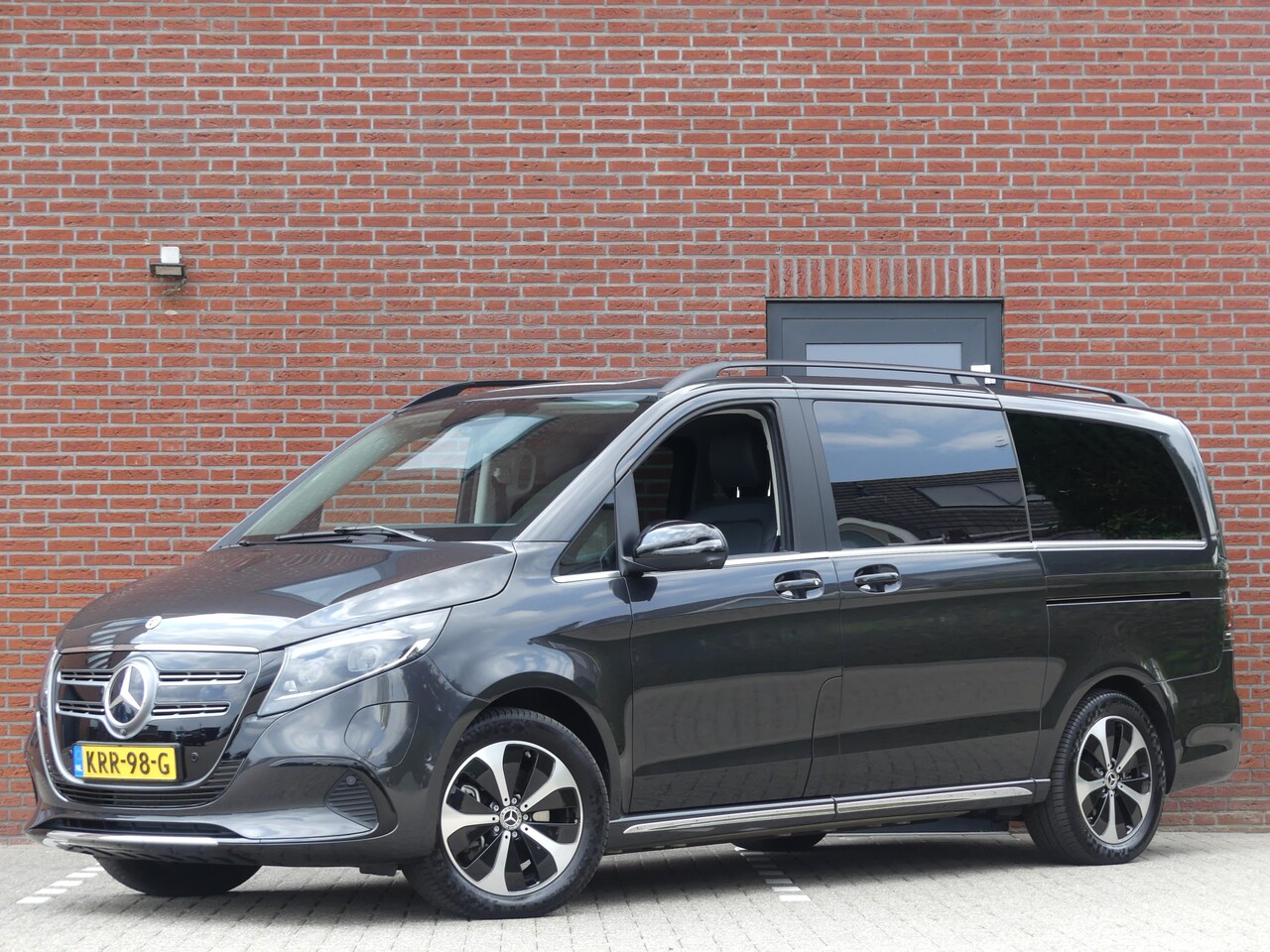 Mercedes-Benz EQV - 300 L2 90 kWh AMG Luchtvering 7 Persoons Elek deuren - AutoWereld.nl