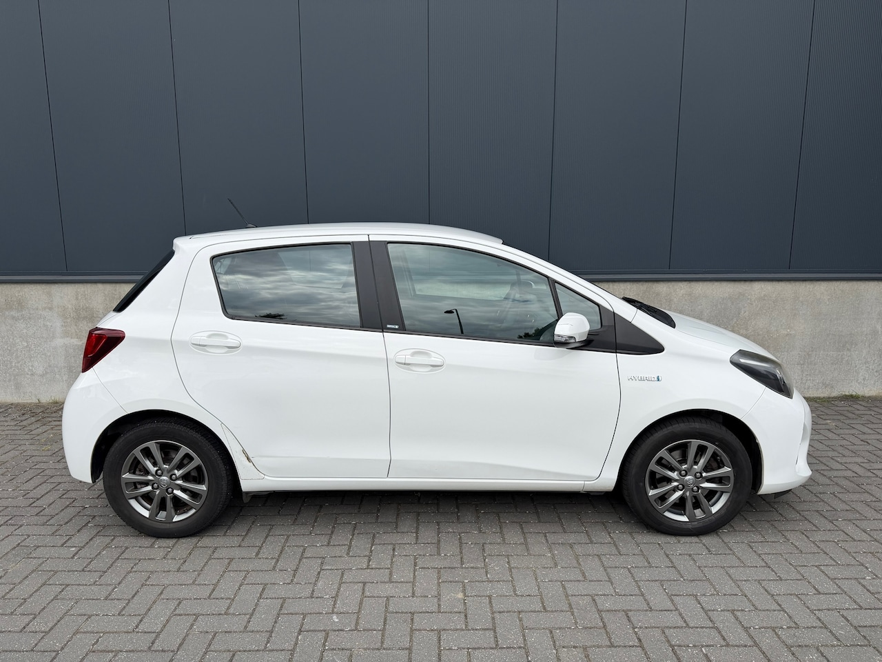 Toyota Yaris - 1.5 Hybrid Aspiration Automaat, stoelverwarming, velgen/winterbanden, enz. - AutoWereld.nl