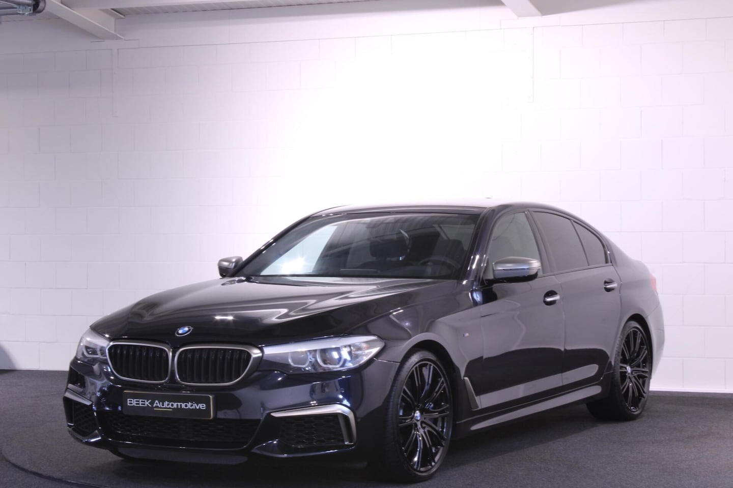 BMW 5-serie - M550i xDrive High Executive | LEDER | CAMERA | - AutoWereld.nl