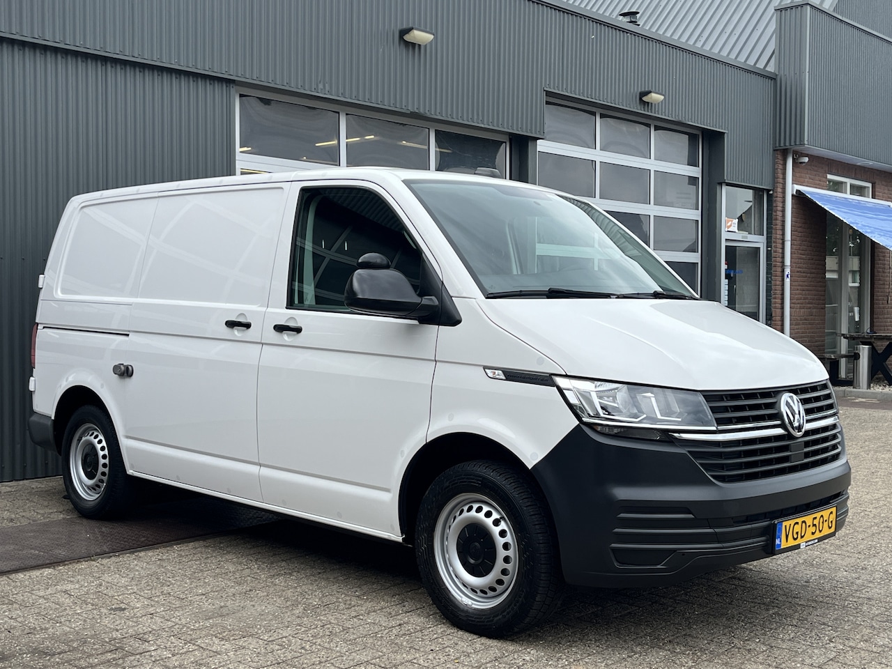 Volkswagen Transporter - 2.0 TDI L1H1 Sortimo Kastinrichting Airco Cruise controle Telefoonverbinding 2-Persoons Ap - AutoWereld.nl