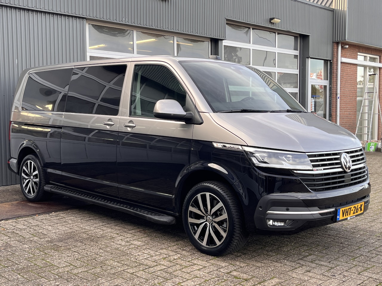 Volkswagen Transporter - T6.1 2.0 TDI L2H1 200 pk DC 4 Motion Highline Bulli 2x elektrische schuifdeuren en achterk - AutoWereld.nl