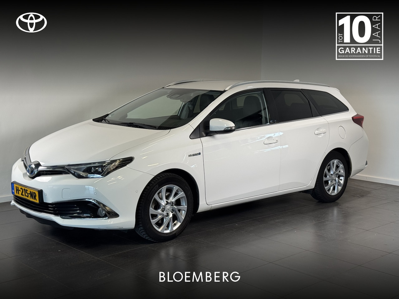 Toyota Auris Touring Sports - 1.8 Hybrid Black Edition Go | Parkeersensoren voor - en achter | Trekhaak | - AutoWereld.nl