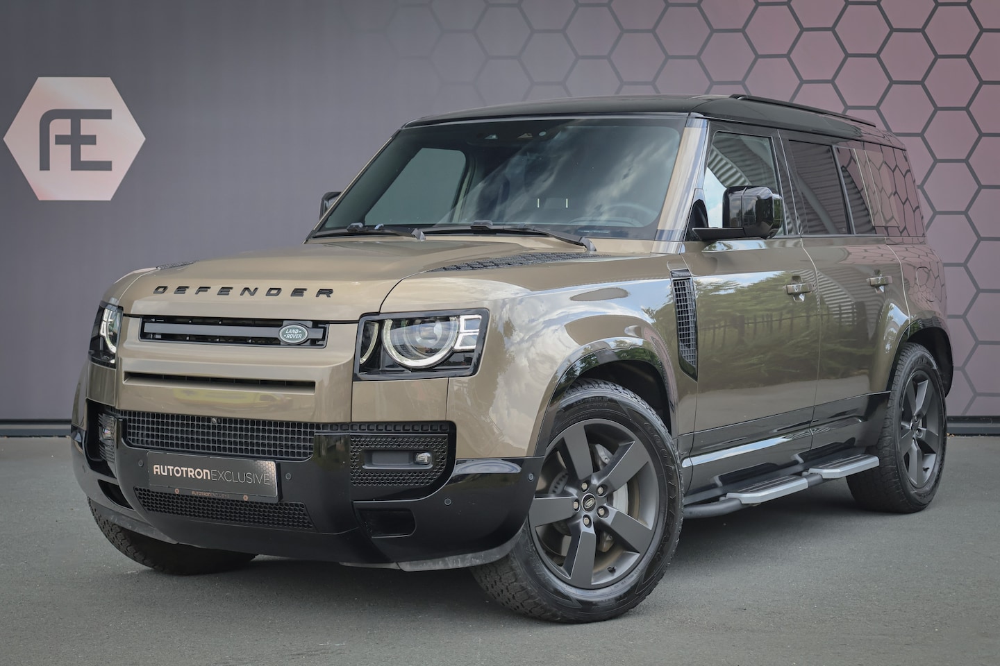 Land Rover Defender 110 - P300e X-Dynamic SE - AutoWereld.nl