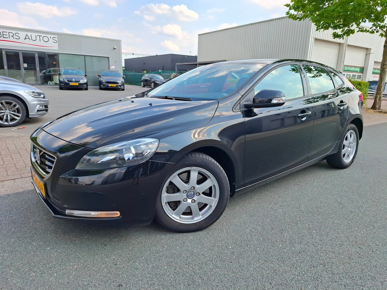 Volvo V40 Cross Country - 2.0 D2 Momentum AUTOMAAT/CLIMA/NAVI/PDC! - AutoWereld.nl