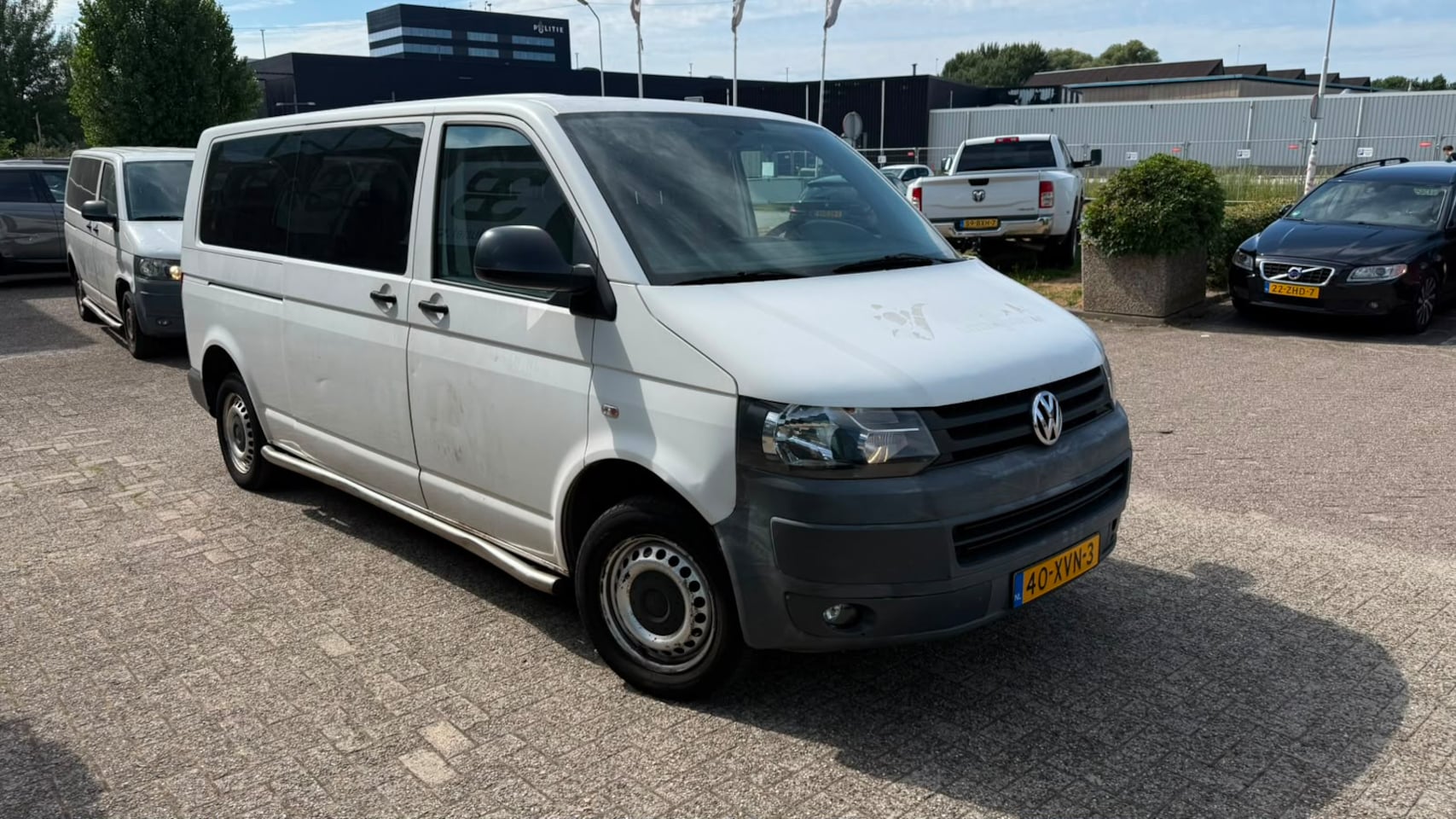 Volkswagen Transporter Kombi - 2.0 L1H1 Trendline 9-persoons | Airco | - AutoWereld.nl